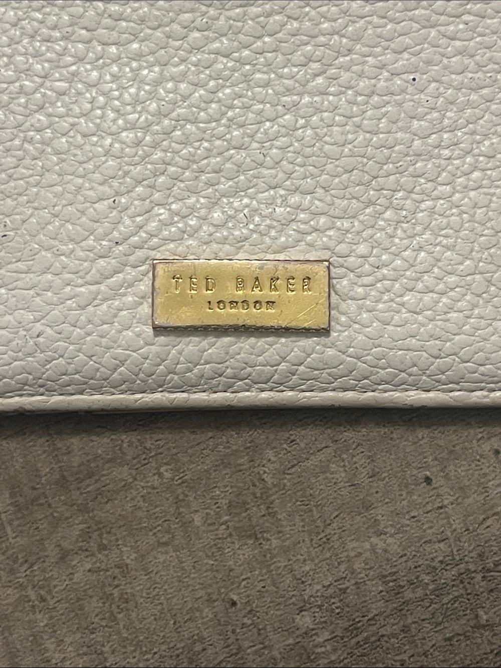 Ted Baker White Pebbled Leather Zip Card Case with Gold Plaque Accent - Picture 2 of 14